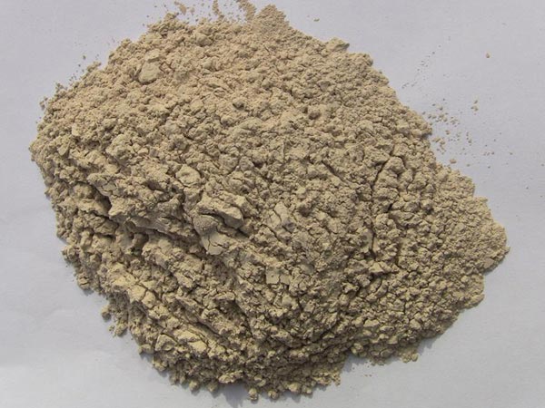 礬土性質(zhì) 礬土主要成分是氧化鋁，為煉鋁和耐火材料的主要原料。白色或灰白色，因含鐵而呈褐黃或淺紅色。密度3.45g/cm3，硬度1～3，不透明，質(zhì)脆。極難熔化，不溶于水，能溶于硫酸、氫氧化鈉溶液。 地區(qū)分布 中國鋁土礦資源比較豐富，在全國18個省、自治區(qū)、直轄市已查明鋁土礦產(chǎn)地205處，其中大型產(chǎn)地72處（不包括臺灣），主要分布在山西、山東、河北、河南、貴州、四川、廣西、遼寧、湖南等地。 投資前景 1.可用于煉鋁工業(yè)。用于國防、航空、汽車、電器、化工、日常生活用品等。 2.可用于精密鑄造。礬土熟料加工成細(xì)粉做成鑄模后精鑄。用于軍工、航天、通訊、儀表、機(jī)械及醫(yī)療器械部門。 3.可用于耐火制品。高鋁礬土熟料耐火度高達(dá)1780℃，化學(xué)穩(wěn)定性強(qiáng)、物理性能良好。 4.硅酸鋁耐火纖維。用于鋼鐵、有色冶金、電子、石油、化工、宇航、原子能、國防等多種工業(yè)，消防人員可用耐火纖維布做成衣服。 5.制造礬土水泥、研磨材料、陶瓷工業(yè)以及化學(xué)工業(yè)可制鋁的各種化合物。 鋁礬土磨粉制備 鋁礬土粉是選用煅燒過的熟鋁礬土礦石用雷蒙磨加工制成的細(xì)粉，粒度通常為100目-325目，在耐火材料行業(yè)得到了廣泛的應(yīng)用。通常加工的流程為先經(jīng)顎式破碎機(jī)進(jìn)行破碎，然后篩分進(jìn)入鋁礬土雷蒙磨或鋁礬土超細(xì)磨粉機(jī)中，進(jìn)行鋁礬土粉制備，使其應(yīng)用更加廣泛。